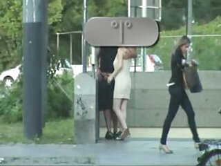 Une prostituée torride sert trois hommes forts dans une vidéo pourno vierge de baise hardcore gangbang